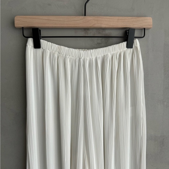 GOOD AMERICAN White Plisse Georgette Wide Leg Pleated Pants - Picture 5 of 9